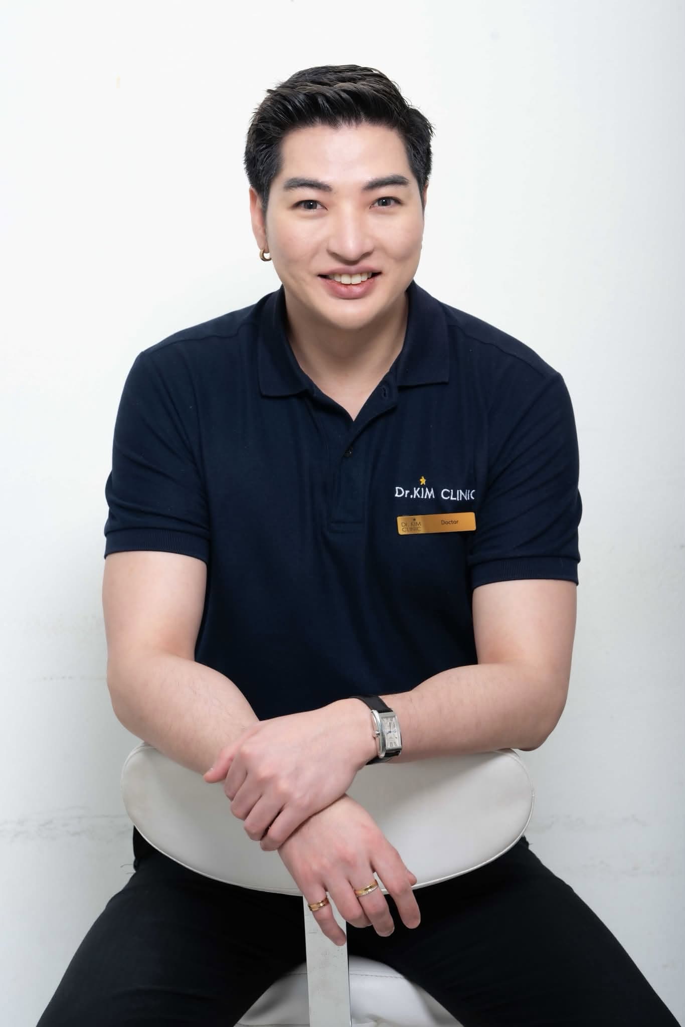นายแพทย์พงศ์พันธ์ ศิรินภาพันธ์ แพทย์ผู้ดูแล Dr. KIM Clinic